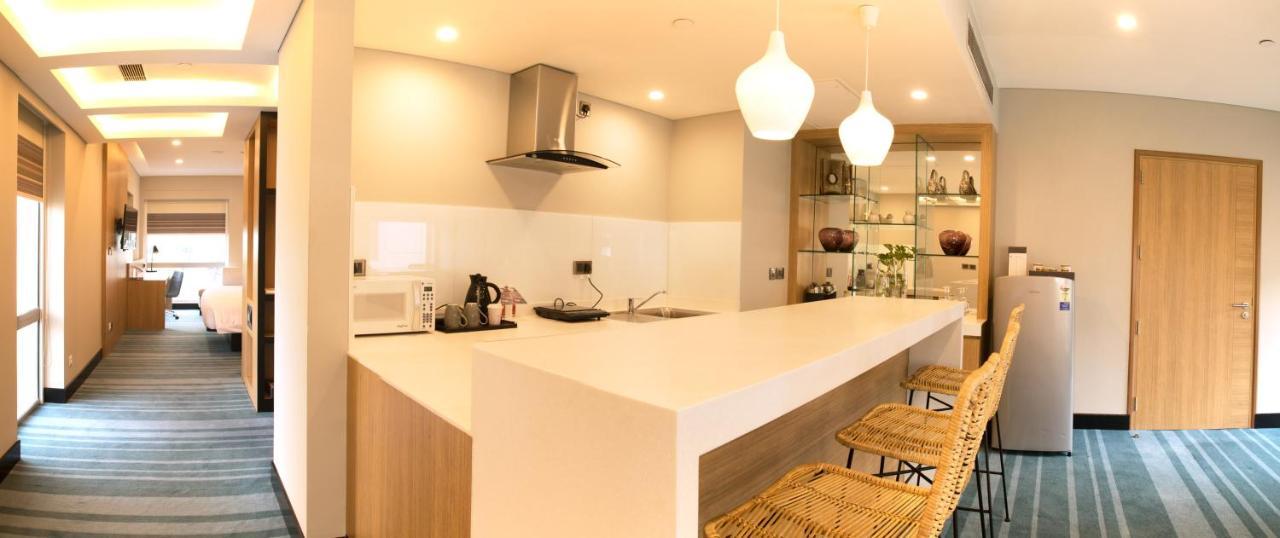 فندق ألوفت نيودلهي آيروسيتي المظهر الخارجي الصورة A modern kitchen