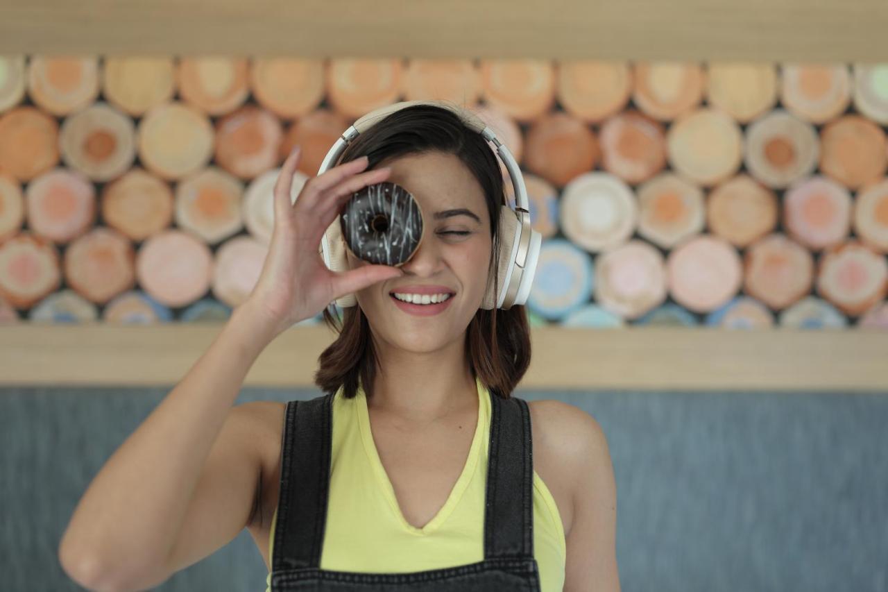 فندق ألوفت نيودلهي آيروسيتي المظهر الخارجي الصورة A woman wearing headphones