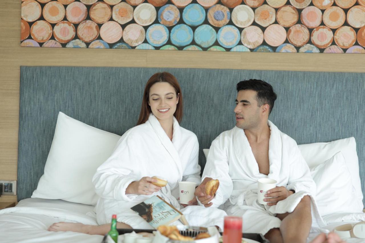 فندق ألوفت نيودلهي آيروسيتي المظهر الخارجي الصورة A couple wearing bathrobes