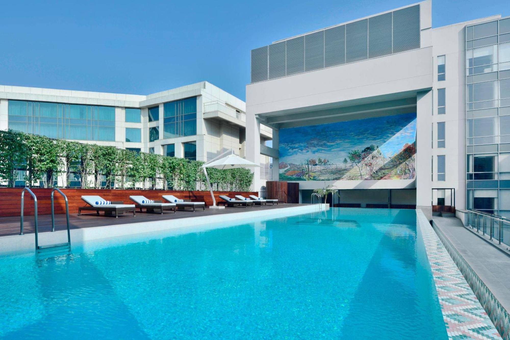 فندق ألوفت نيودلهي آيروسيتي المظهر الخارجي الصورة The swimming pool at the hotel