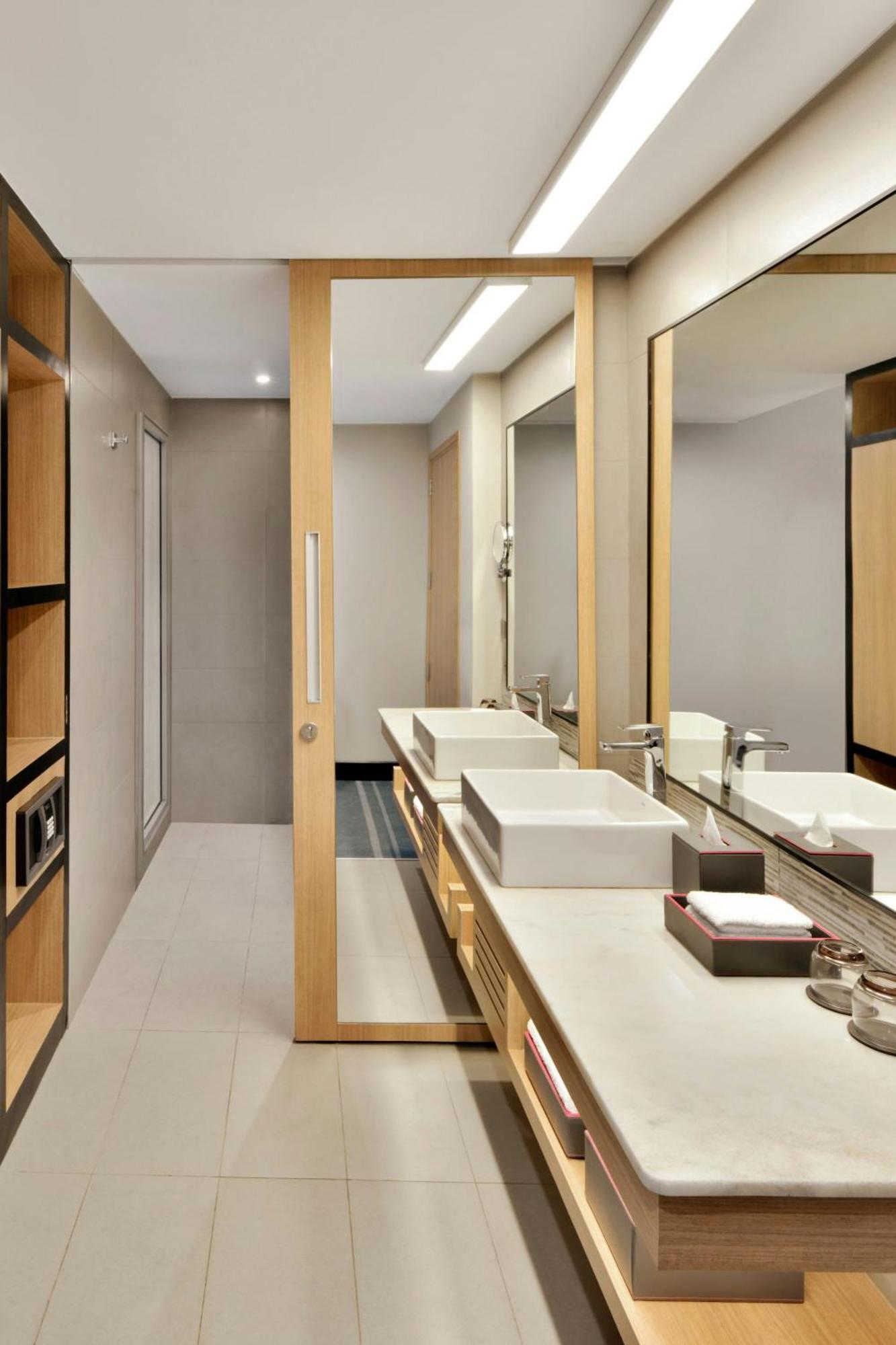 فندق ألوفت نيودلهي آيروسيتي المظهر الخارجي الصورة Bathroom