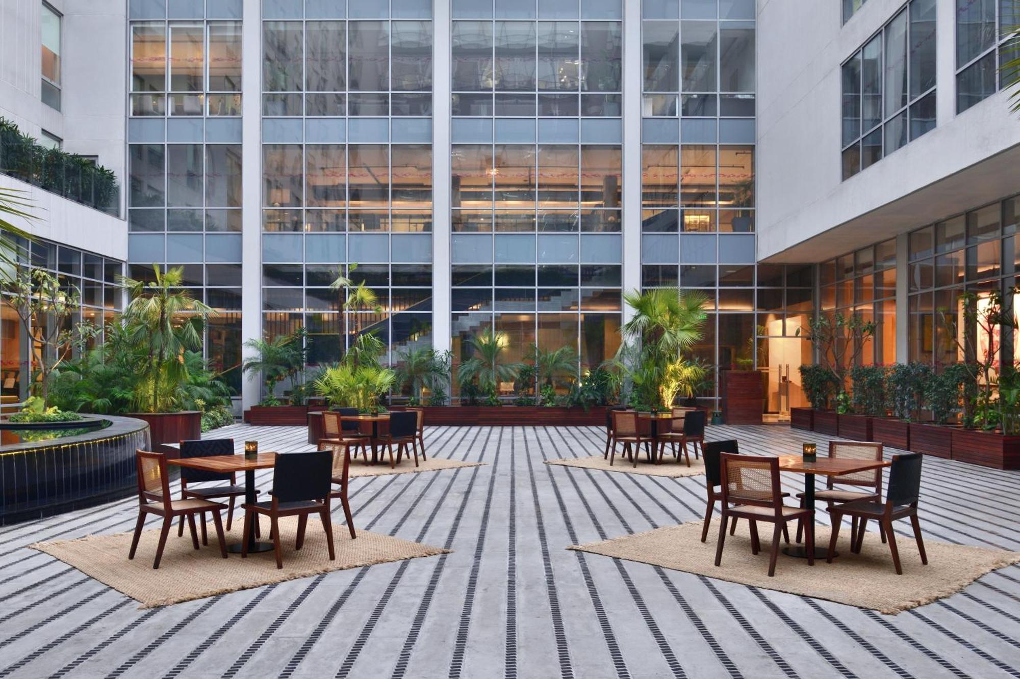 فندق ألوفت نيودلهي آيروسيتي المظهر الخارجي الصورة The courtyard at the hotel